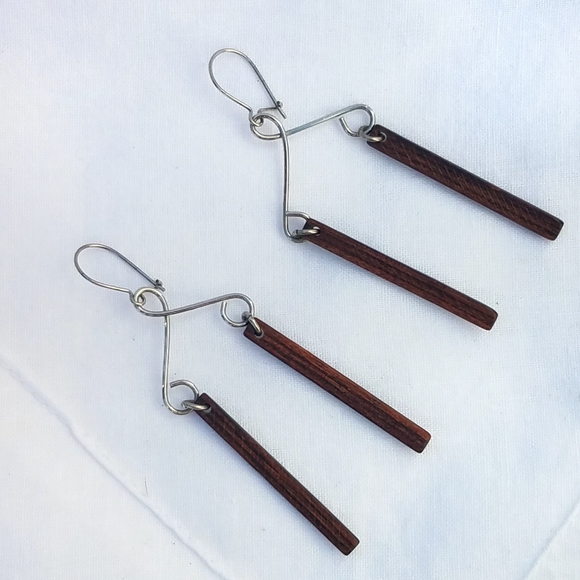 "Vintage" Wood and silver tone earrings - Picture 2 of 8